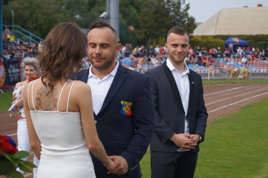 Sylwia i Marcin wzięli ślub na stadionie przed meczem Odry...