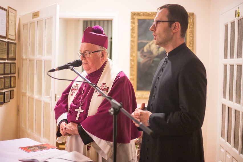 Wigilijne spotkanie w słupskim hospicjum z udziałem biskupa Pawła Cieślika