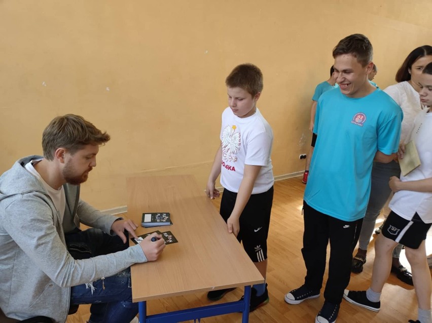 Dominik Furman odwiedził szkoły w Szydłowcu i przeprowadził krótki trening oraz rozdawał autografy