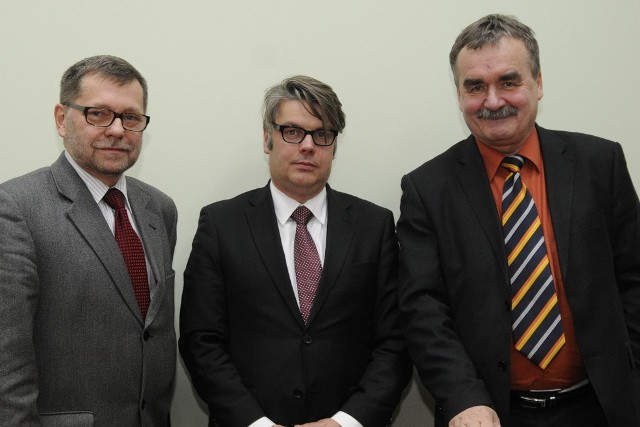 Chwilę po podpisaniu umowy, od lewej:  prezes Korony Tomasz Chojnowski, Kai-Volker Langhinrichs -  współwłaściciel funduszu Hanseatisches Fußball Kontor GmbH i  Wojciech Lubawski, prezydent Kielc.  