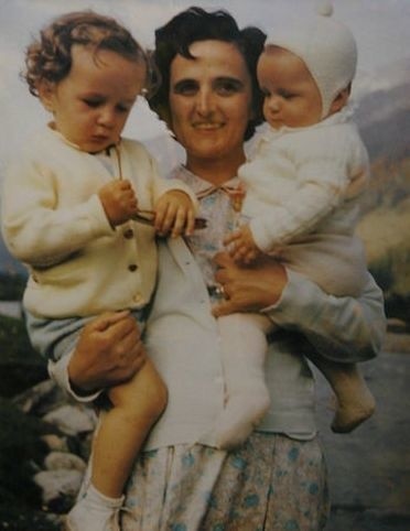 Joanna Beretta Molla z dwojgiem swych dzieci. Włoska święta, ostatnia kobieta wyniesiona na ołtarze przez Jana Pawła II, stała się modna w ojczyźnie papieża