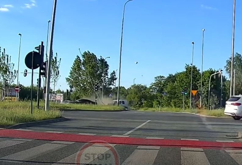 Wypadek na Rokicińskiej w Łodzi. Uderzył w inne auto i ściął latarnie! WIDEO opublikowano w sieci