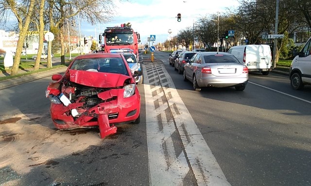 W czwartek (28 listopada) doszło do kolizji trzech samochodów na ulicy Szczecińskiej w Słupsku. Toyota uderzyła w osobową mazdę, a ta w stojące audi. Jedna osoba została poszkodowana. Spore utrudnienia w tej części miasta.
