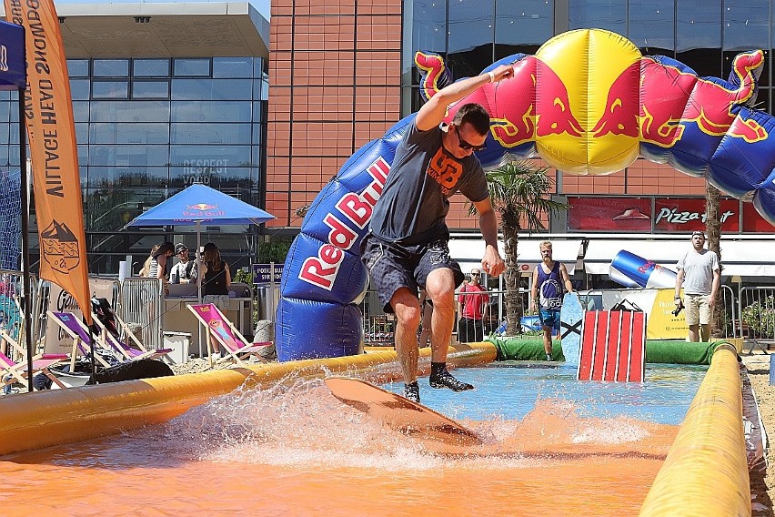 Red Bull Skim It w Manufakturze. Zdjęcia z finału zawodów ślizgów na desce