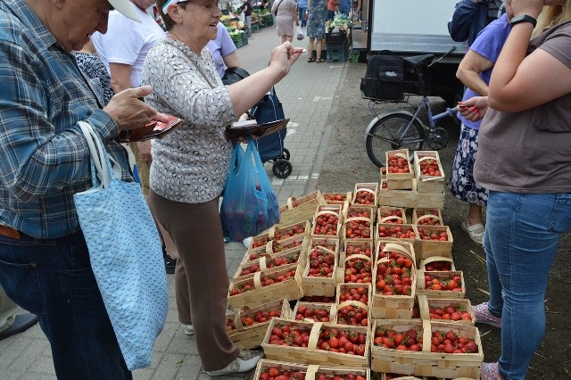 Na placu targowym jest zatrzęsienie truskawek i gotowych kupić klientów