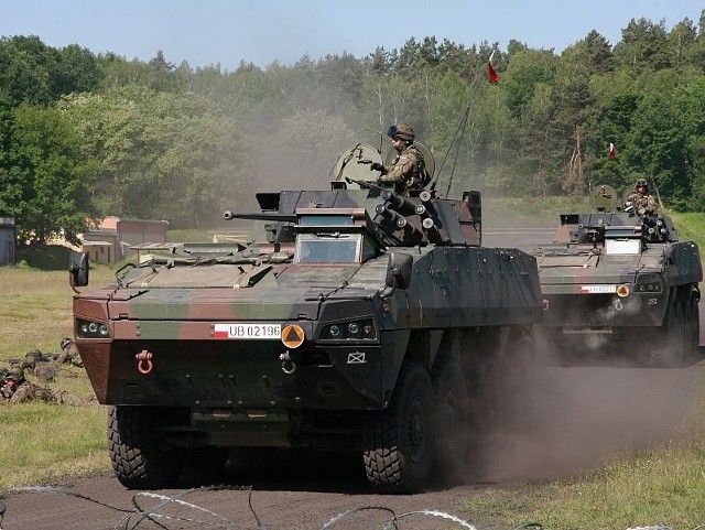 Żołnierze trenowali dziś m.in. desantowanie z transporterów rosomak.