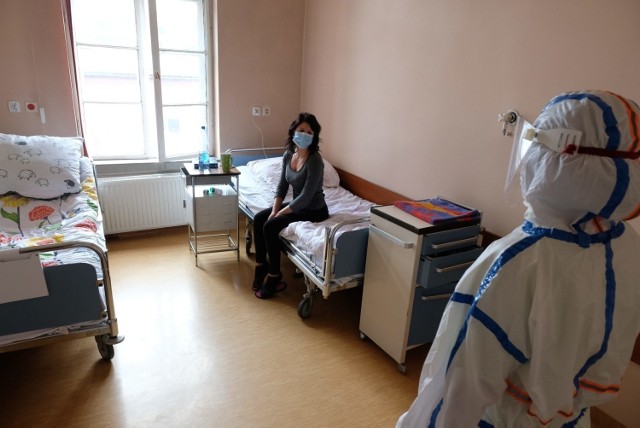 W czasie trwającej trzeciej fali pandemii koronawirusa każdego dnia lawinowo przybywa osób, które trafiają do szpitali. Często informacja o konieczności hospitalizacji jest dość niespodziewana i wiele osób nie wie, co trzeba zabrać ze sobą do szpitala. Fundacja Gotowi.org przygotowała wykaz rzeczy, które warto mieć przygotowane np. w torbie, by być gotowym na pobyt w szpitalu. Zobacz, co trzeba ze sobą zabrać do szpitala ----->