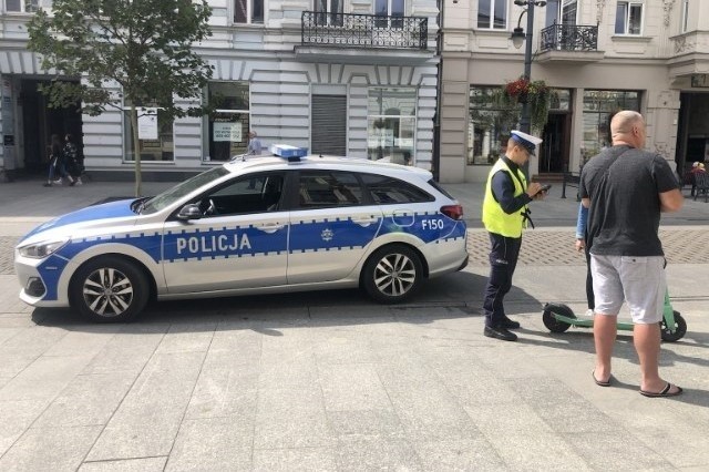 Policjanci z łódzkiej drogówki  i z Wydziału Prewencji...