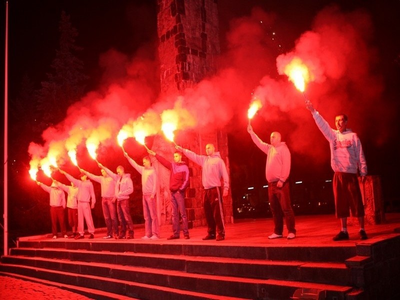 O godzinie 20.00 w czwartek, ponad 100-osobowa grupa kibiców...