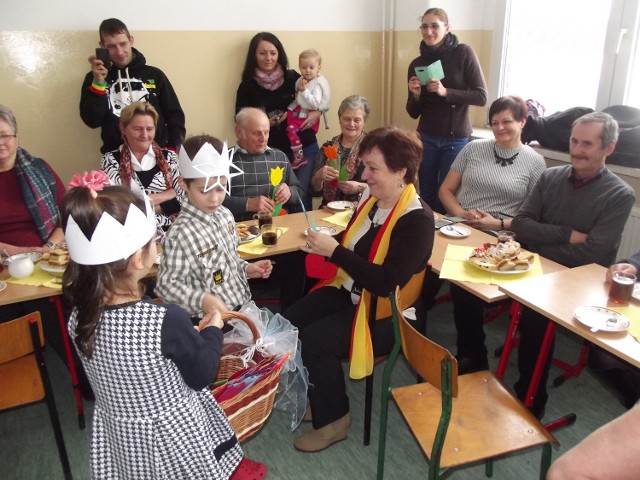 Z okazji Dnia Babci i Dziadka uczniowie Szkoły Podstawowej w Słosinku zaprosili swoje babcie i dziadków, aby im podziękować.