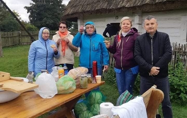 Koło Gospodyń Wiejskich Występy w gminie Krasocin w Tokarni dało pokaz kiszenia kapusty (ZDJĘCIA)