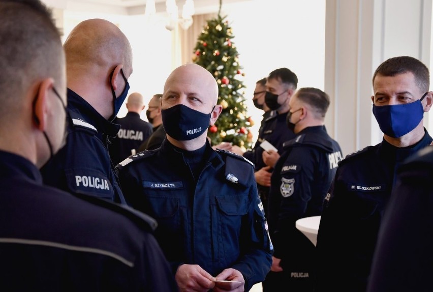 Policjanci podzielili się opłatkiem. Spotkanie wigilijne w komendzie w Bielsku Podlaskim [ZDJĘCIA]