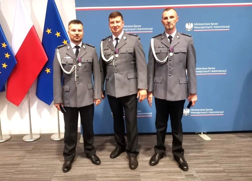 Za szczególną odwagę Medalami im podkomisarza Policji...