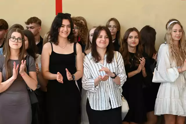Uczniowie IV Liceum Ogólnokształcącego w Kielcach zakończyli rok szkolny.