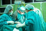 Udana operacja rozdzielenia czteromiesięcznych bliźniaczek syjamskich. Zabieg trwał 11 godzin i brało w nim udział kilkunastu lekarzy