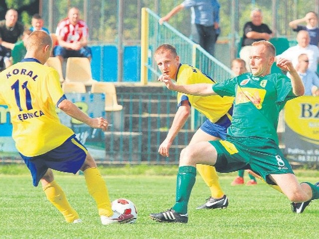 Wojciech Fadecki (z prawej) zagrał w Koszalinie przez 20 minut i mógłcieszyć się ze zwycięstwa Chemika.