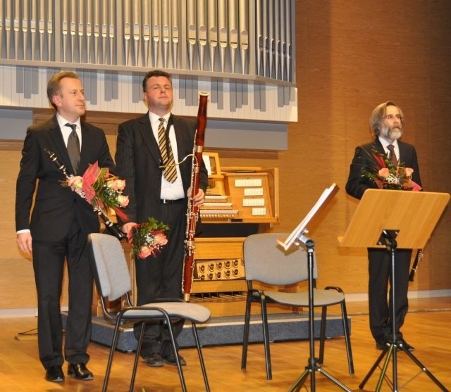 Jędrzejowska publiczność w niedzielę wysłucha również koncertu Krakowskiego Trio Stroikowego. Powstało ono w 1998 roku z inicjatywy oboisty Marka Mleczki przy Orkiestrze Kameralnej Capella Cracoviensis. Zespół składa się z wybitnych instrumentalistów, którzy przejawiają swą aktywność artystyczną nie tylko w grze orkiestrowej, ale również kameralnej oraz solowej. Krakowskie Trio Stroikowe koncertowało niemalże na wszystkich prestiżowych festiwalach muzycznych w Polsce, Członkowie Krakowskiego Tria Stroikowego są pedagogami Akademii Muzycznych w Krakowie i Katowicach.