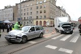 Zderzenie dwóch aut na Nowowiejskiej. Torowisko było zablokowane