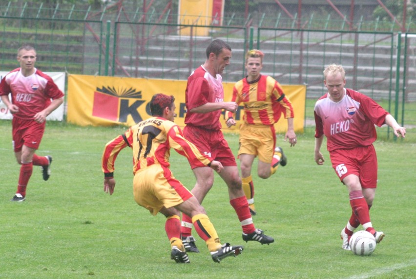 Pamiętne derby między Koroną Kielce i HEKO Czermno w 3 lidze w 2004 roku. Tak Grzegorz Piechna grał przeciwko Koronie [UNIKATOWE ZDJĘCIA]