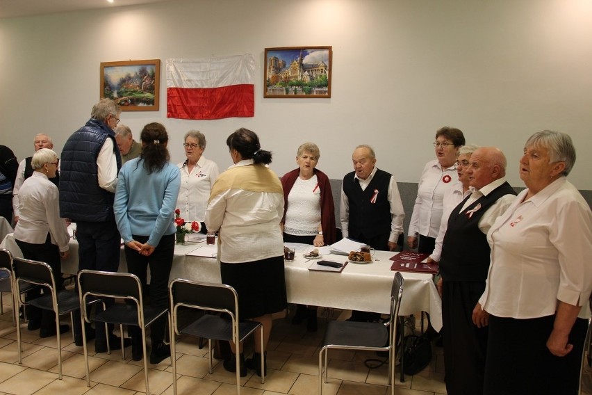 Śpiewające obchody 105. rocznicy odzyskania przez Polskę niepodległości w Mroczkowie. Seniorzy i władze gminy śpiewali pieśni patriotyczne