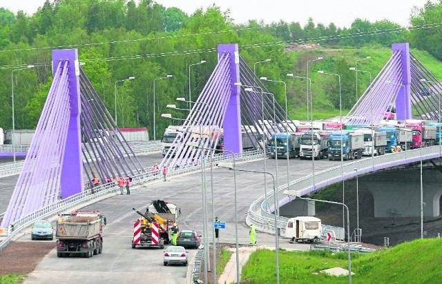 Budowa odcinka A1 pomiędzy Świerklanami a Gorzyczkami rozpoczęła się jeszcze w 2007 roku. Miał być gotowy 3 lata później. Poślizg spowodowany jest głównie awariami mostu w Mszanie