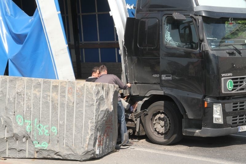 21-tonowy głaz na drodze pod Kielcami