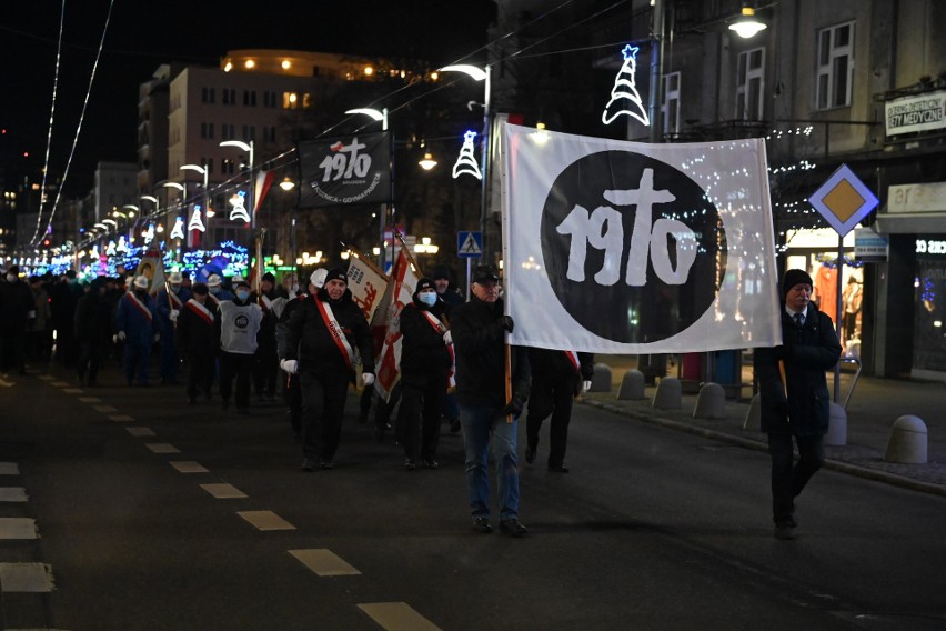 Obchody 51. rocznicy Grudnia '70. Mieszkańcy przemaszerowali ulicami Gdyni