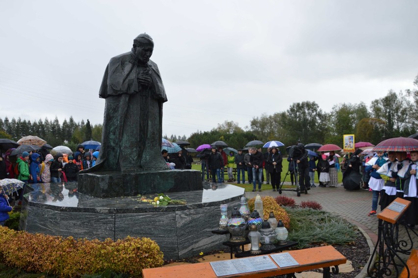 Zakopane, Ludźmierz: Metropolita krakowski na różańcu z góralami [ZDJĘCIA]