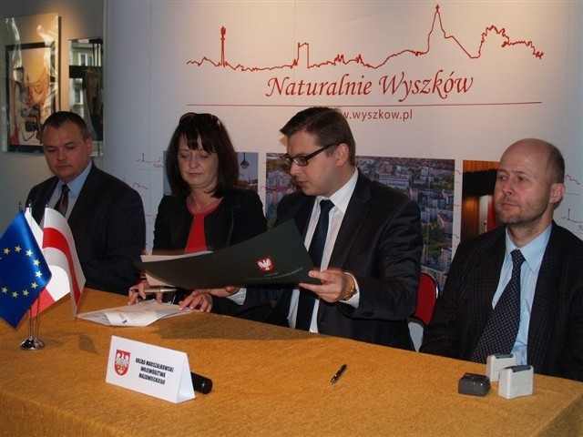 władze miejskie Wyszkowa i samorządu województwa mazowieckiego podpisały umowę na dofinansowanie projektu turystycznego w gminie Wyszków