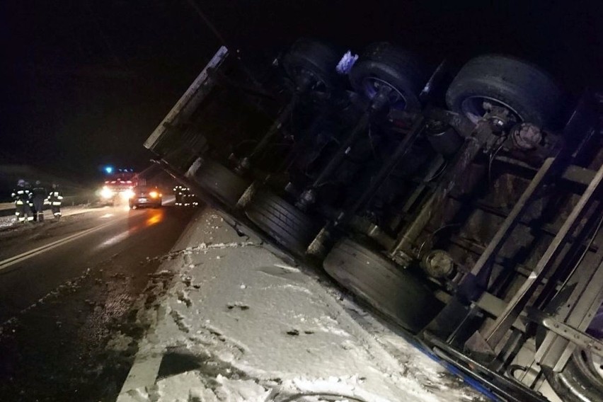 Oblodzona i przykryta śniegiem jezdnia w połączeniu z...