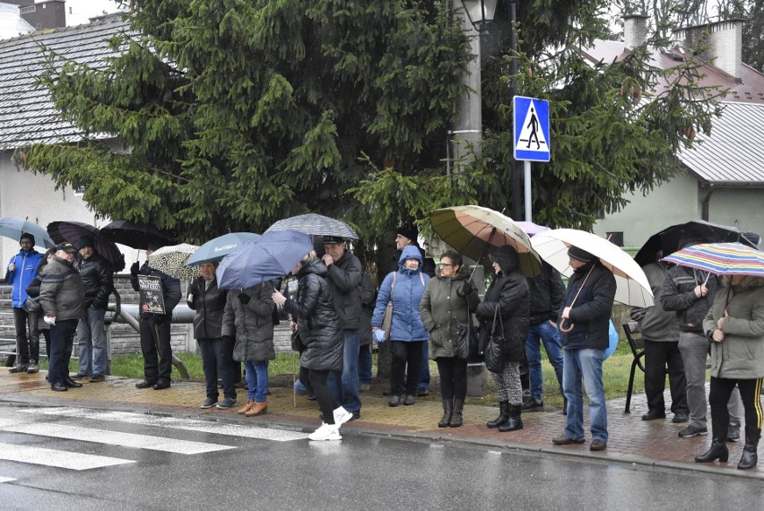 W proteście przed Urzędem Gminy Olesno wzięło udział...