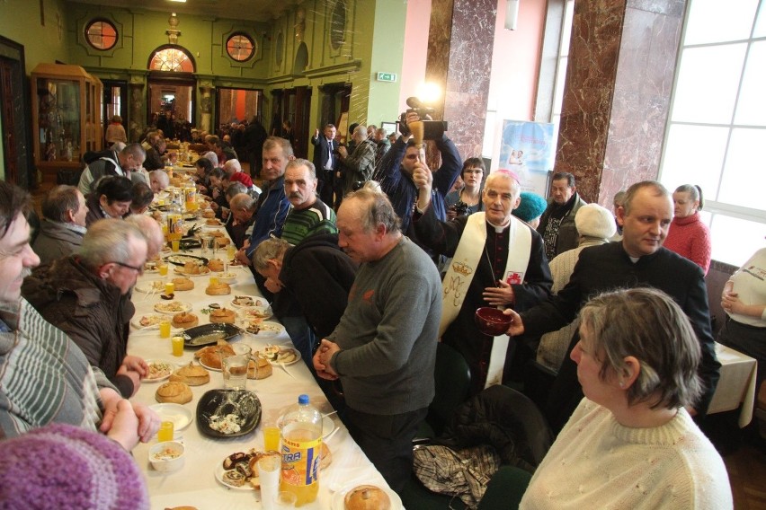 Wielkanocne śniadanie bezdomnych, samotnych, ubogich w Kielcach