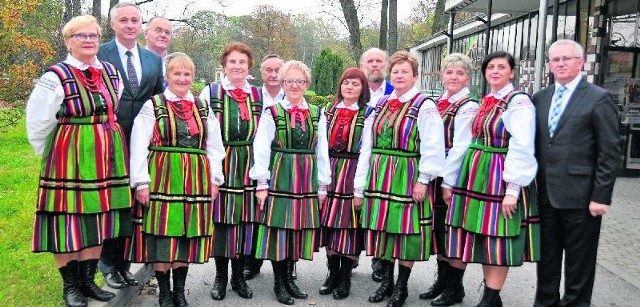 Burmistrz Końskich Michał Cichocki (drugi z lewej) i jego zastępca Krzysztof Jasiński z dumą fotografowali się z Korniczanką.