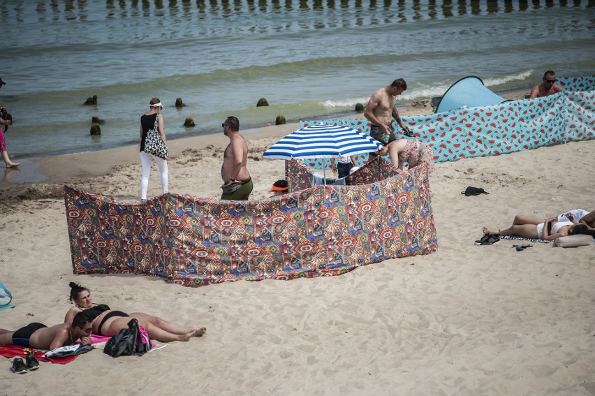 Słoneczny dzień na plaży w Mielnie