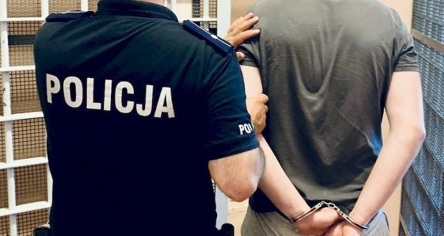 Dzielnicowi z Komisariatu Policji I w Słupsku zatrzymali 21-letniego mężczyznę i 45-letnią kobietę, którzy byli poszukiwani w związku z kradzieżami, których dopuścili się w ostatnim czasie.