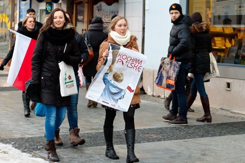 Kocham Polskę: Młodzież Wszechpolska zorganizowała akcję w walentynki (zdjęcia)