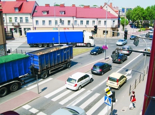 Na głównym skrzyżowaniu Grajewa panuje chaos. Nie wszyscy się jeszcze przyzwyczaili do zmian.