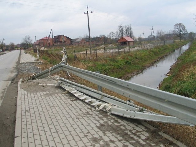 Szkody popowodziowe w infrastrukturze na terenie gminy Gorzyce są tak ogromne, że tamtejsze władze chętnie przyjmą każdą formę pomocy i każdą sumę pieniędzy. Na zdjęciu uszkodzony chodnik, most i przepust w miejscowości Sokolniki.