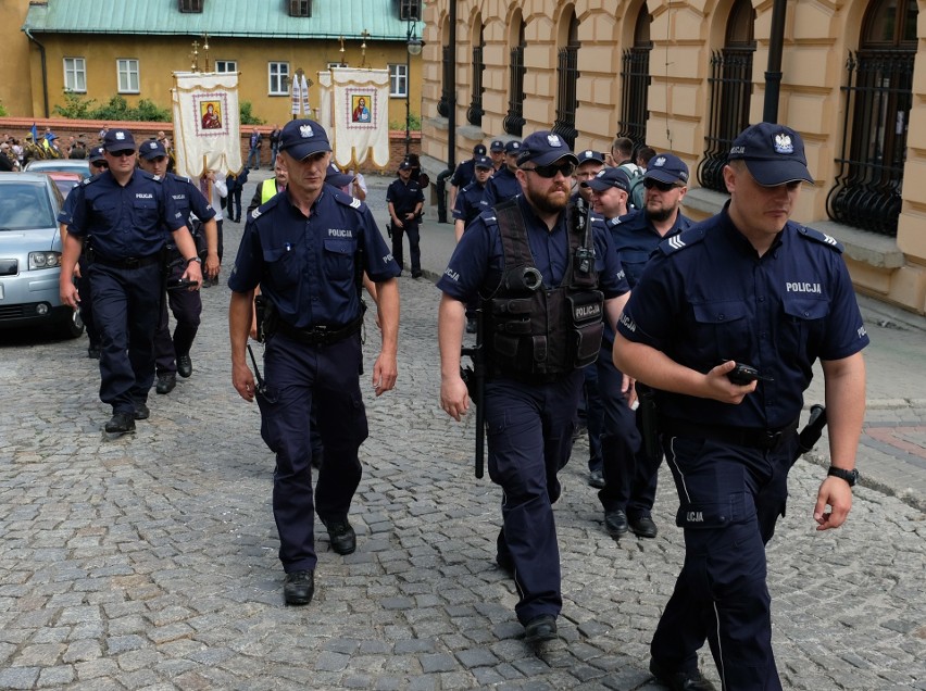 W niedzielę przed południem, ulicami Przemyśla przeszła...