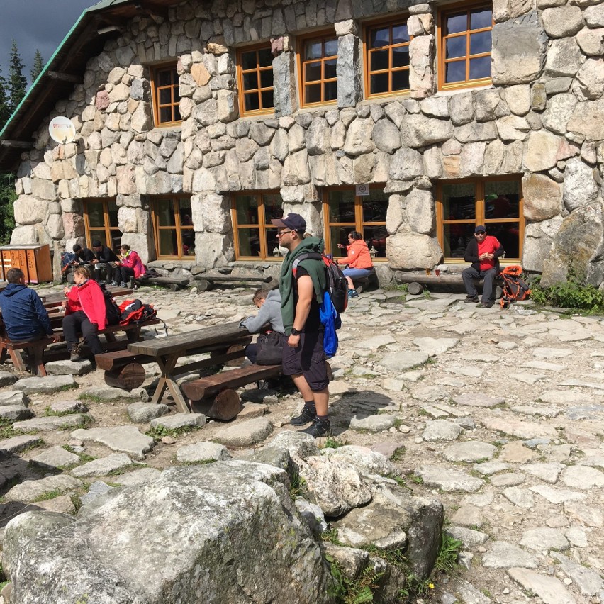 Tatry. Turystów na górskich szlakach jest sporo, ale tłumów (na szczęście) nie spotkamy