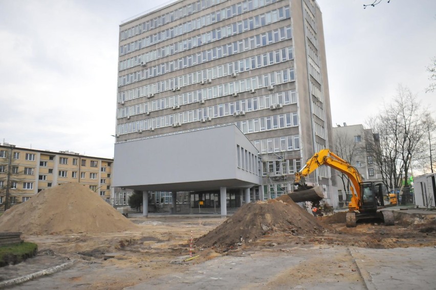 Prace budowlane przed siedzibą GDDKiA w Krakowie