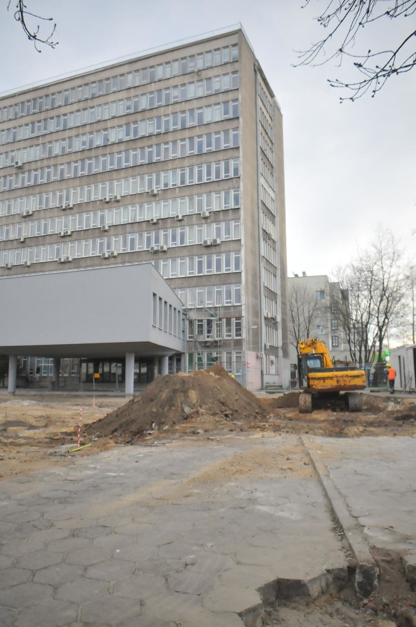Prace budowlane przed siedzibą GDDKiA w Krakowie