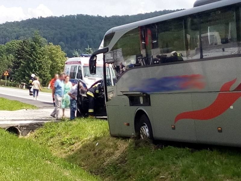 Wypadek na DK 75. W Łososinie Dolnej zderzyły się samochód osobowy i kursowy autobus [ZDJĘCIA]