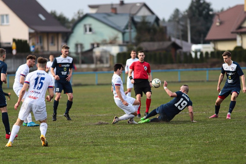 KS Wasilków przegrał z Bronią Radom 0:2 tracąc dwa gole w...