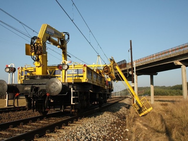 Wysięgnik złamał się i 51-latek upadł na ziemię z wysokości kilku metrów.