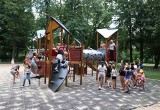 Aktywne wakacje na placach zabaw w Radomiu. Dzieci bawią się znakomicie!