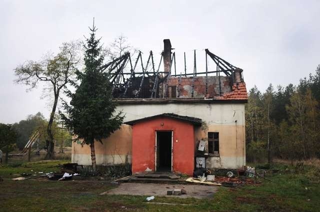 Według wstępnych wyliczeń straty oszacowano na 500 tys. zł. - Suma jest zdecydowanie przesadzona - nie ma wątpliwości nadleśniczy Robert Paciorek. Według niego dom nadaje się tylko do rozbiórki