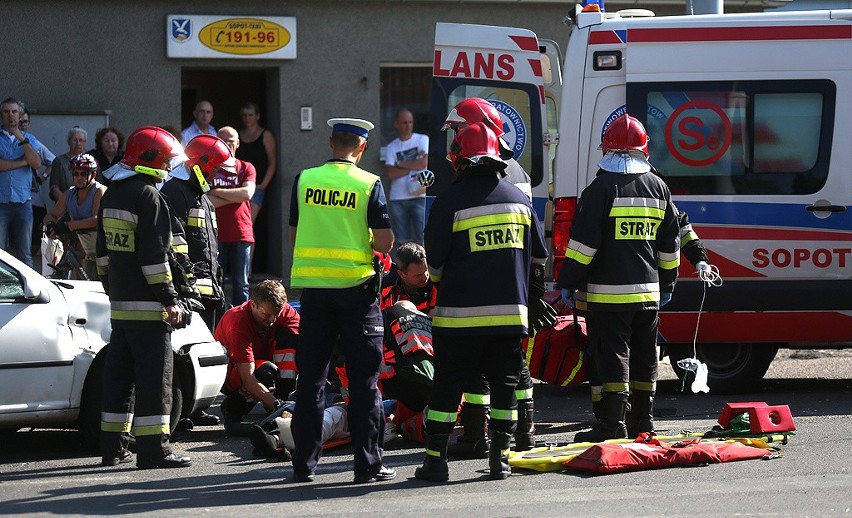 Zderzenie motocykla z autem osobowym w Sopocie. Kierowca jednośladu w szpitalu [ZDJĘCIA]