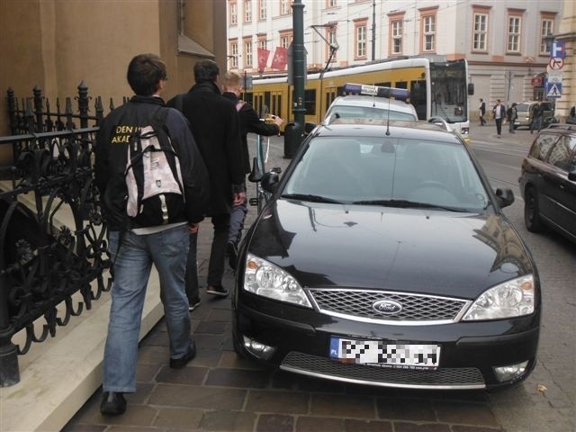 Kraków: "Mistrz parkowania" na chodniku [ZDJĘCIA]
