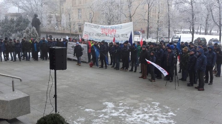 Pracownicy Poczty Polskiej protestowali w Poznaniu